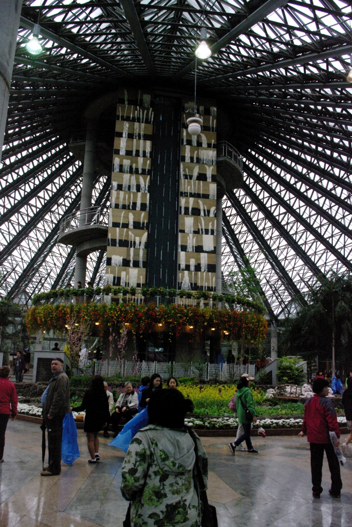 Центральный зал с подъемником на смотровую площадку в