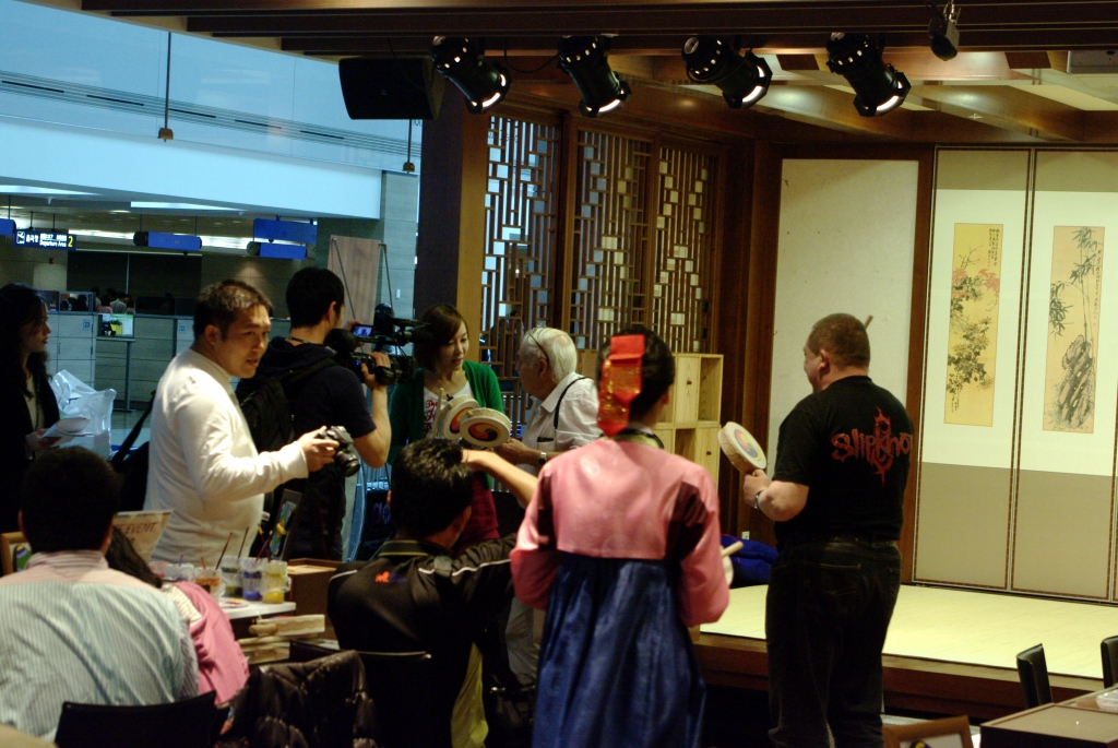 Еще в центре традиционной корейской культуры можно поиграть