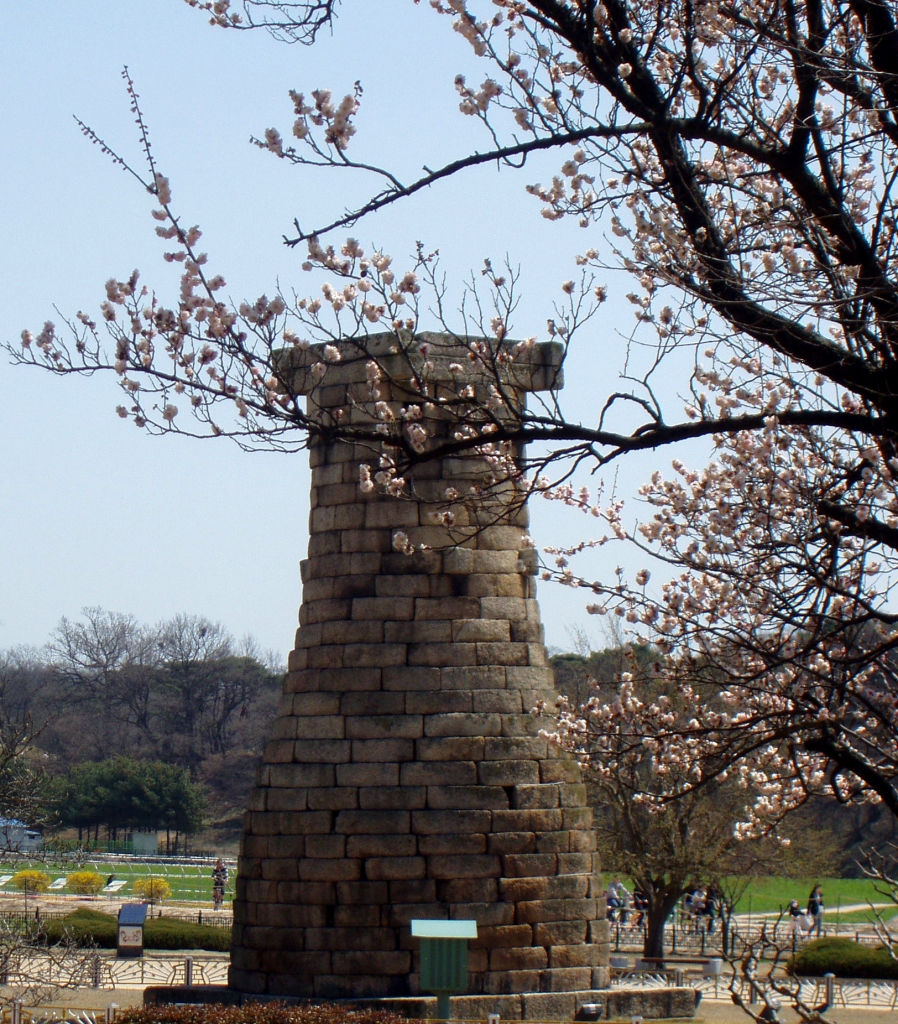 В начале апреля у обсерватории Чхомсондэ в Кёнджу.